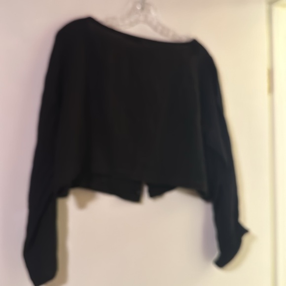High quality linen cropped jacket in black by Devitalia, fits size s to m. - Picture 4 of 4